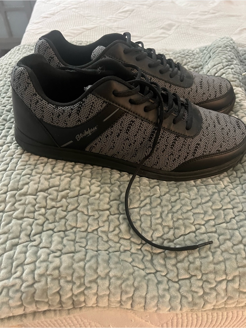 Men’s bowling shoes